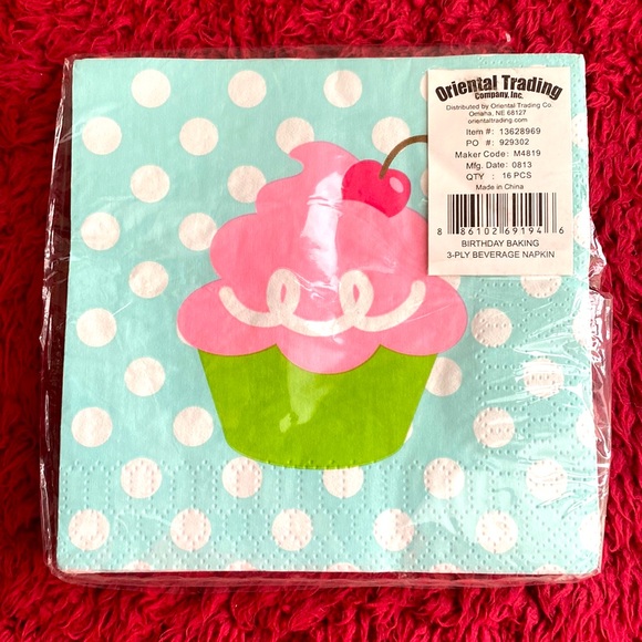 NWT “Set of Napkins & Cupcake Boxes” - Picture 4 of 5